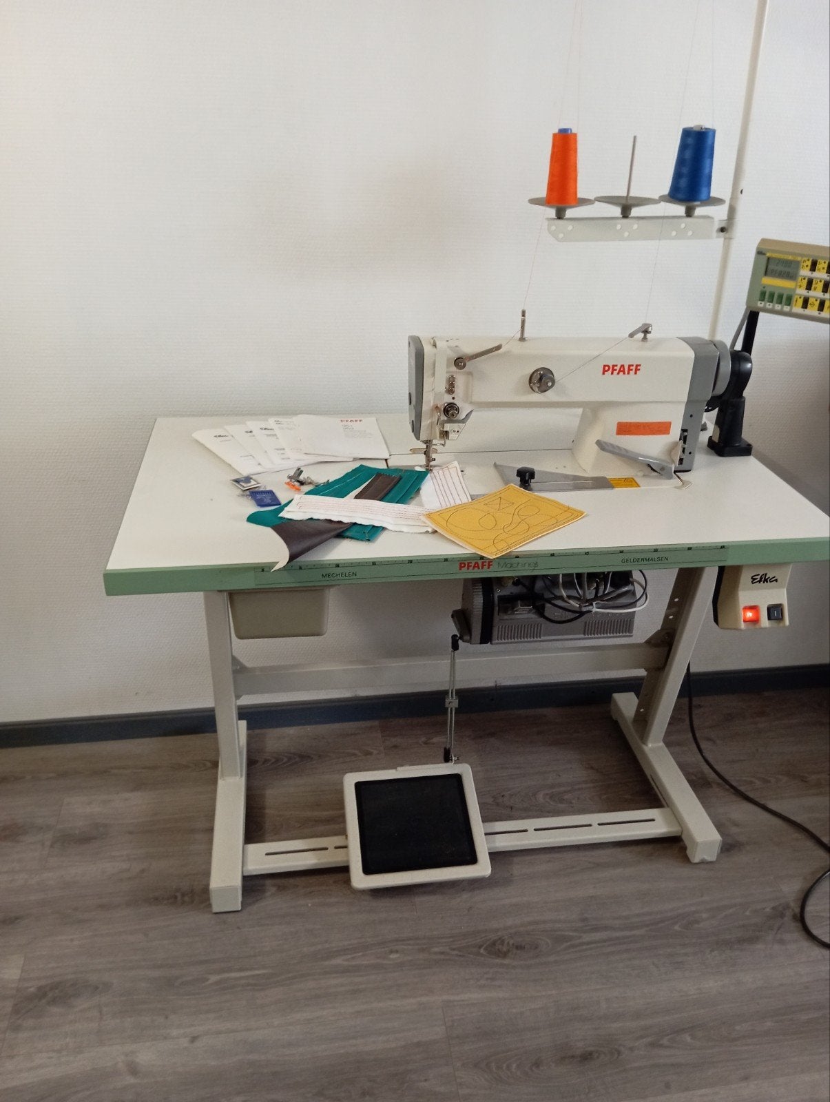 Pfaff industriële naaimachine in uitstekende staat, Hobby en Vrije tijd, Ophalen, Naaimachine, Pfaff