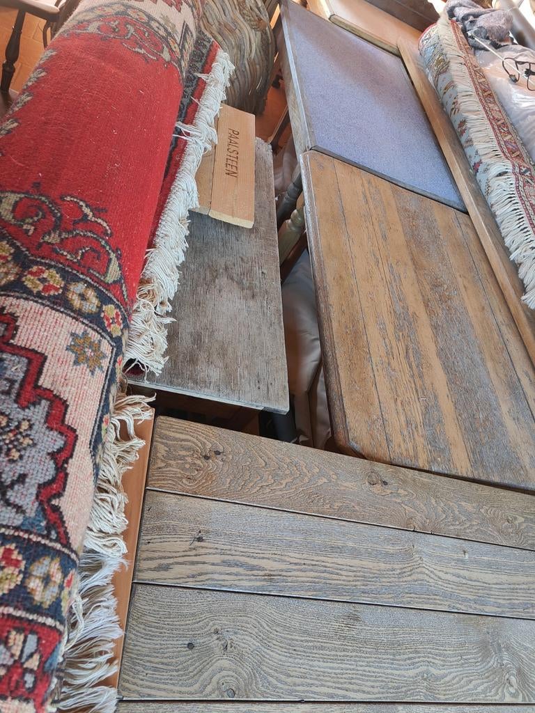 Anciennes tables de café, Enlèvement