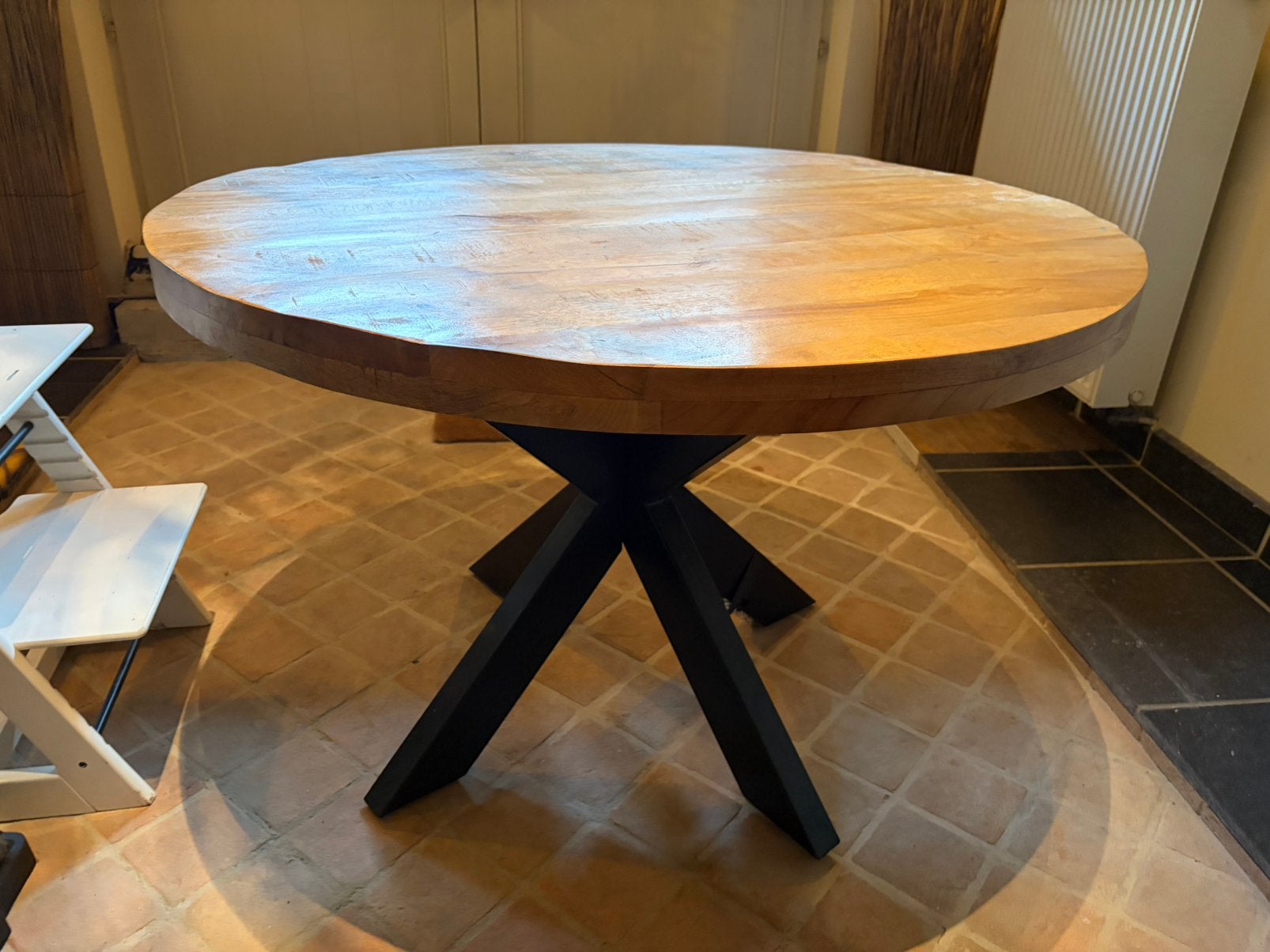 Nieuwe ronder eettafel mangohout! Dik blad!!, Huis en Inrichting, Ophalen, Zo goed als nieuw