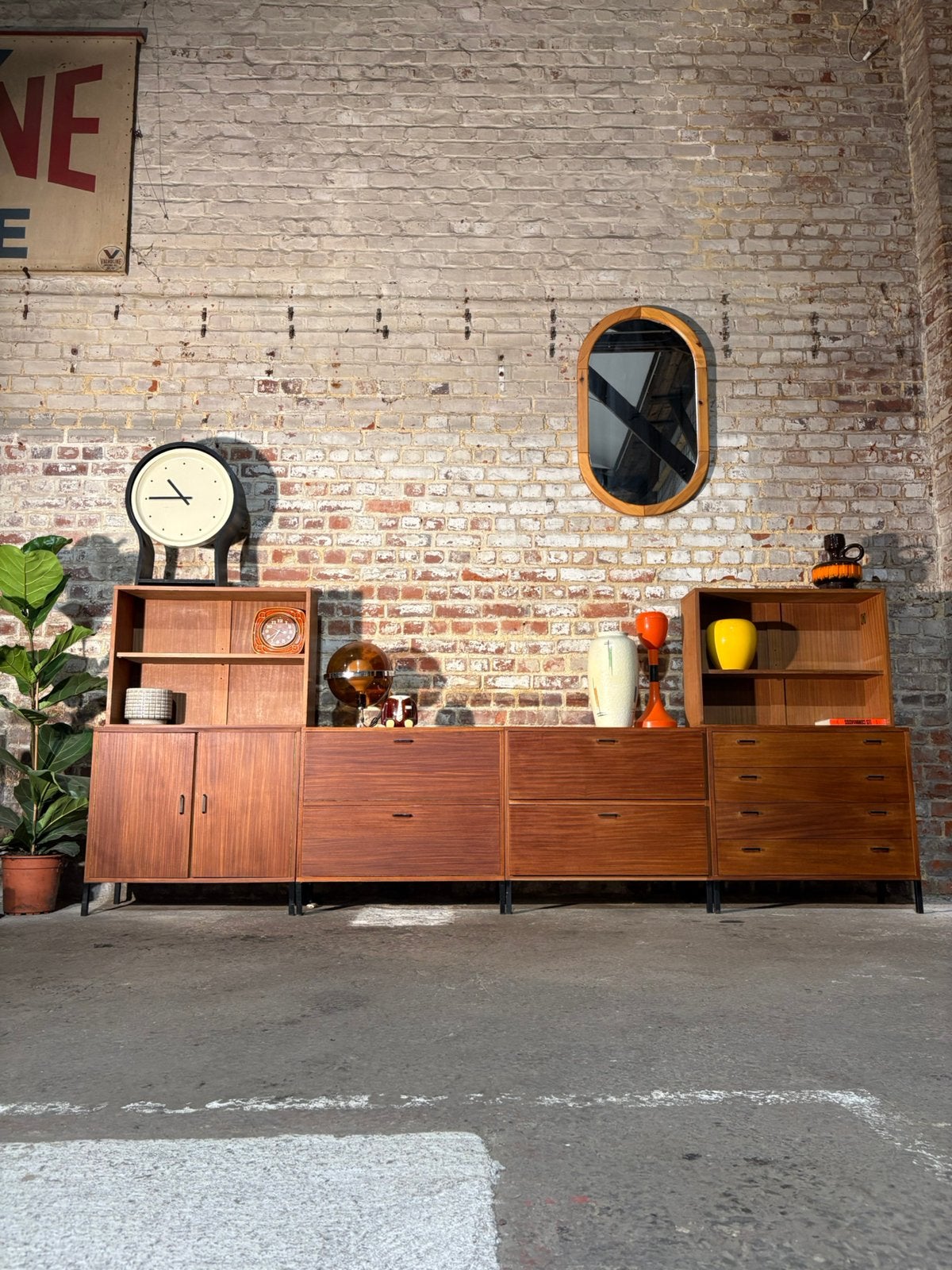 Scandinavische vintage wandmeubel / wandkast in teak – 320cm, Huis en Inrichting, Kasten | Buffetkasten, Ophalen, Teakhout