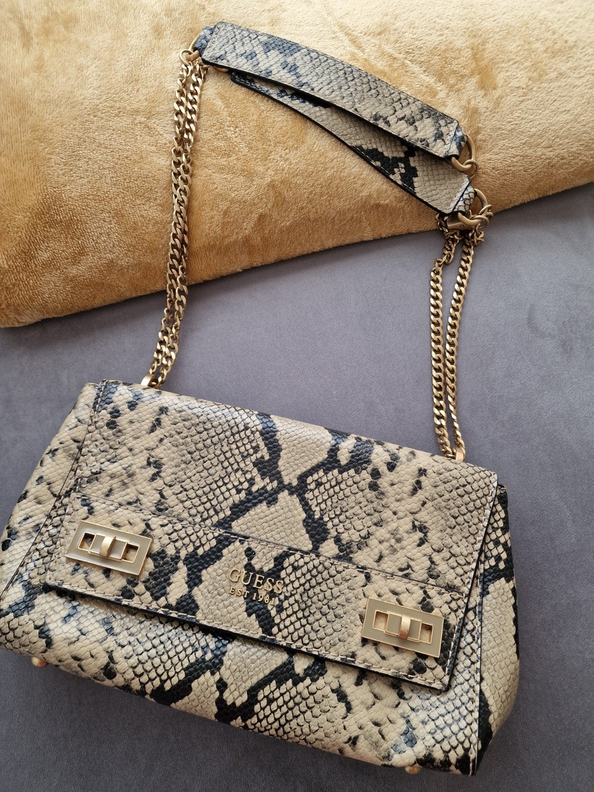 Guess tas, Handtassen en Accessoires, Ophalen of Verzenden, Zo goed als nieuw, Overige kleuren, Schoudertasje