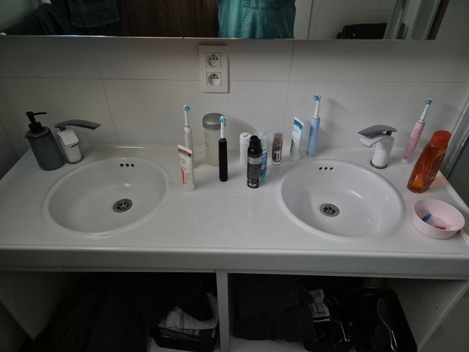 Dubbele wastafel porcelein GRATIS, Huis en Inrichting, Badkamer | Badkamermeubels, Ophalen, Gebruikt, 100 tot 150 cm, Wasbak of Wastafel