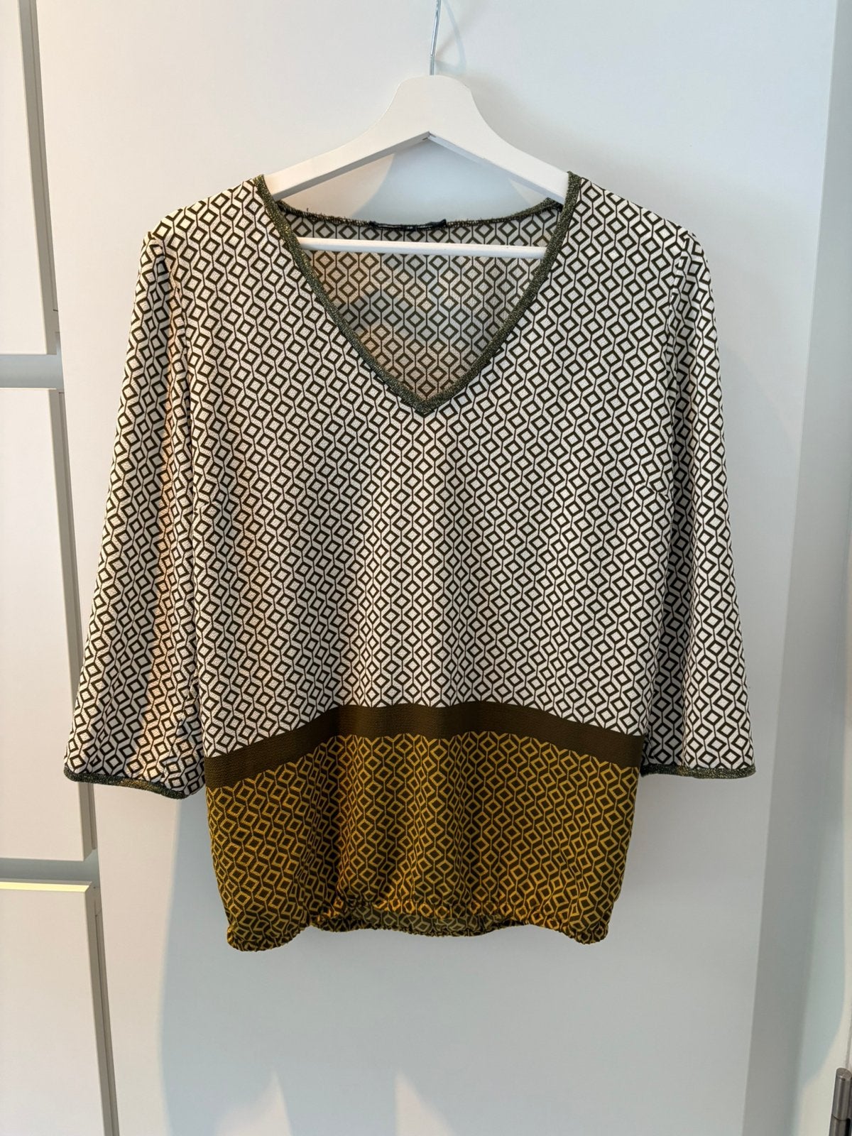 Trendy LolaLiza blouse V-hals 3/4 mouw – maat 38, Wit, Zo goed als nieuw, Korte mouw, Ophalen