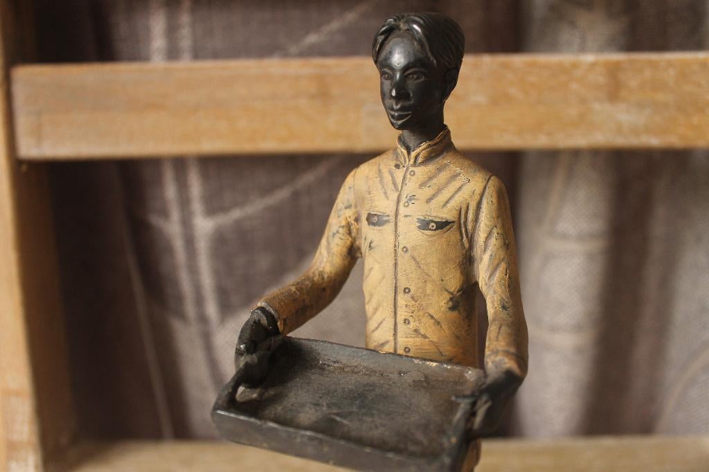 Decoratief beeldje van een dienaar, Antiek en Kunst, Ophalen of Verzenden