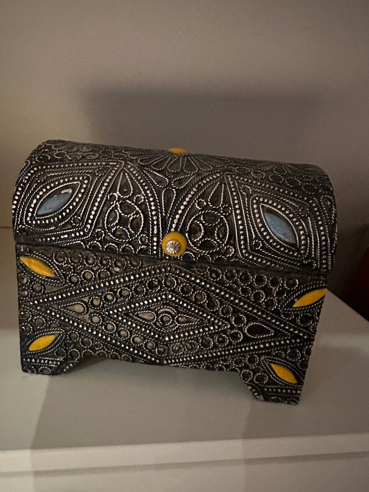 Coffret décoratif artisanal – Motifs gravés & incrustations, Enlèvement, Comme neuf