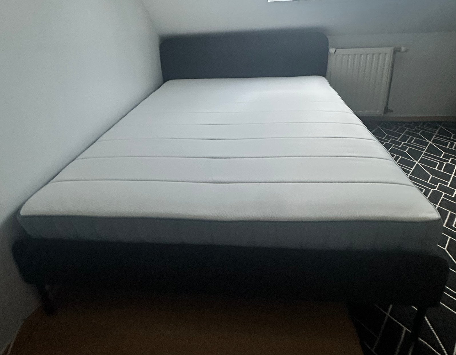 Matras + bedframe 140x200, Huis en Inrichting, Ophalen, 140 cm, Zo goed als nieuw, Twijfelaar