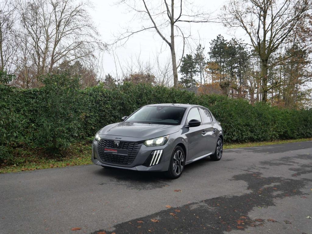 Peugeot 208 Allure 100PK (bj 2024, automaat), Auto's, Stof, Gebruikt, 1199 cc, 124 g/km