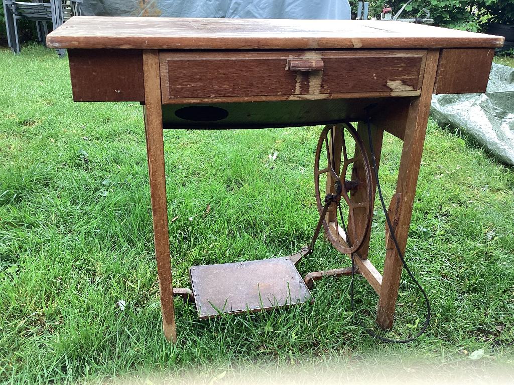 Naaitafel met schuif en ingebouwde naaimachine, Hobby & Loisirs créatifs, Machines à coudre & Accessoires, Enlèvement, Utilisé