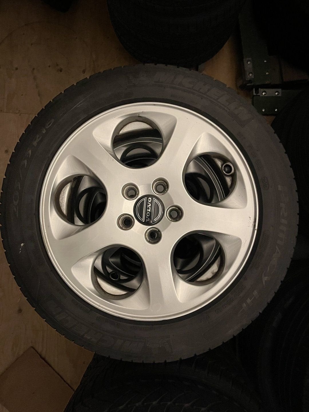 4x Volvo velgen + banden Michelin Primacy HP  205-5516 91v D, Ophalen, Gebruikt, -, Banden en Velgen