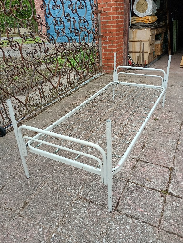 Metalen eenpersoons bed met matrasbodem, Huis en Inrichting, Ophalen, Gebruikt, 90 cm, Eenpersoons