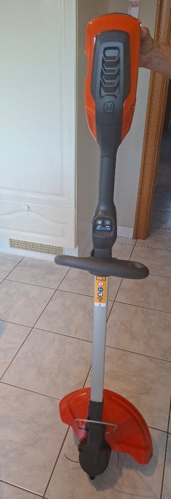 coupe bordure HUSQVARNA215 iL  charg et batterie s/garanti, Jardin & Terrasse, Enlèvement, Neuf, Batterie, Husqvarna