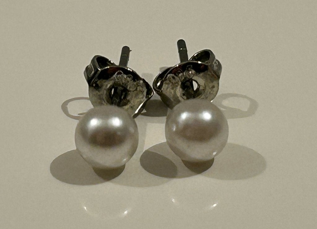 Zilverkleurige oorknopjes met witte parel, Bijoux, Sacs & Beauté, Enlèvement ou Envoi, Comme neuf, Blanc, Puces ou Clous