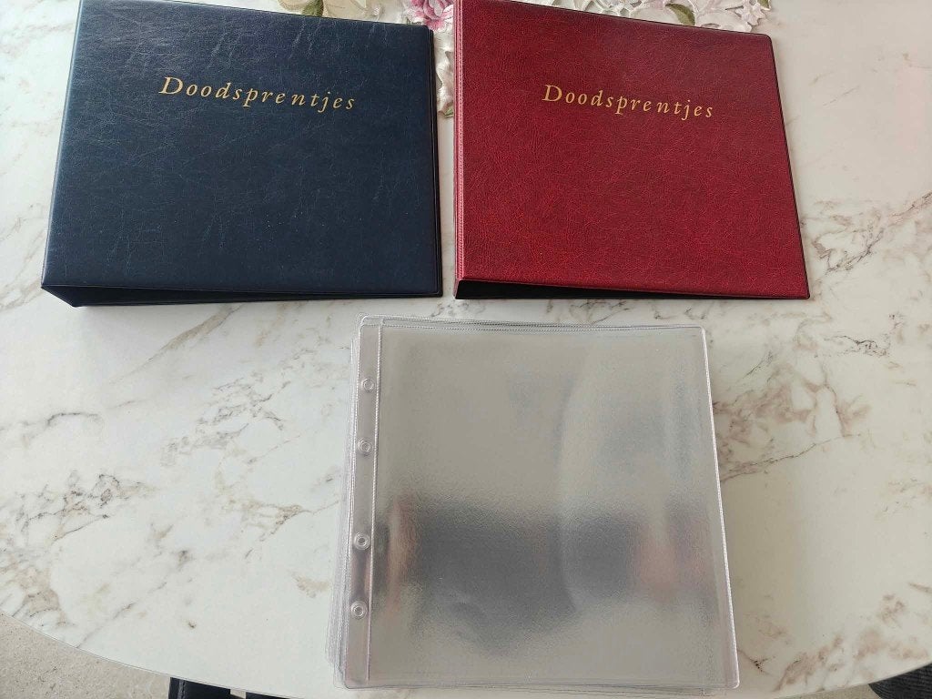 2 ALBUMS DOODSPRENTJES MET OPDRUK+100 BLADEN 1 VAKS, Verzamelen, Ophalen of Verzenden