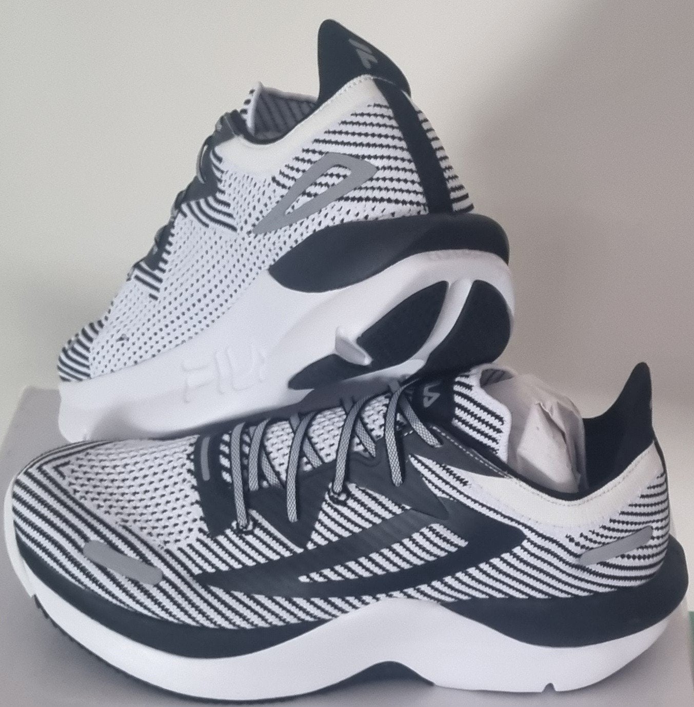 Sneakers FILA taille 43, Enlèvement ou Envoi, Neuf, Chaussures de course à pied