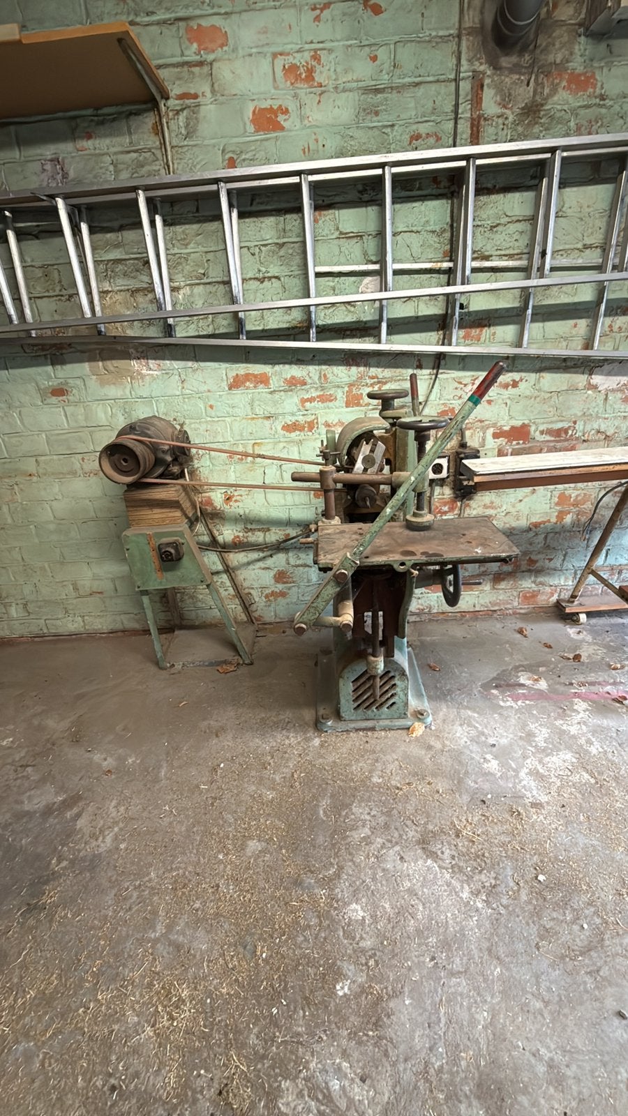 Antieke gietijzeren houtbewerkingsmachines, Ophalen