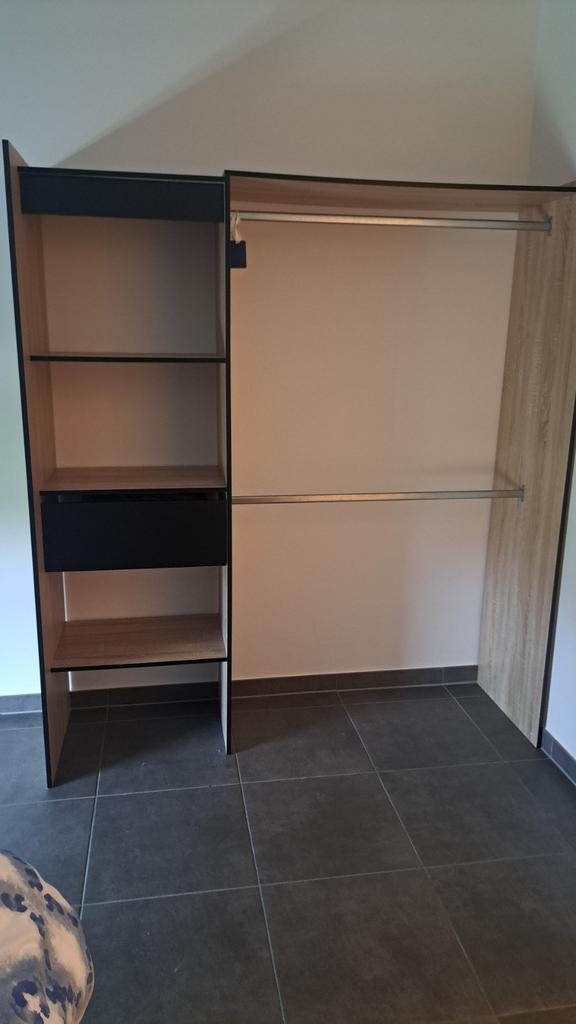 Kleerkast (mét gordijn erbij), Ophalen