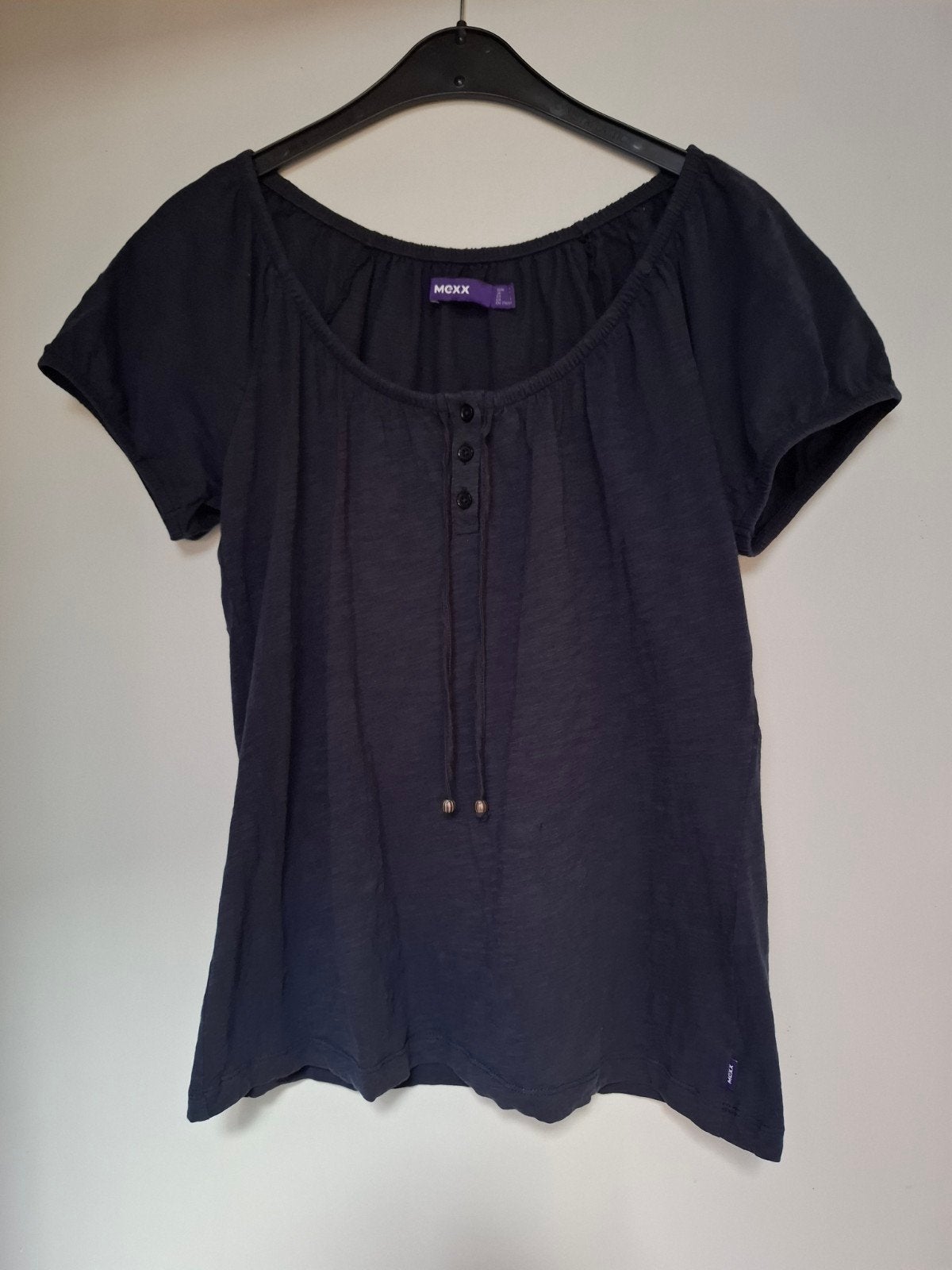 Donkerblauw damesbloesje met 3 knoopjes vooraan en korte mou, Kleding | Dames, T-shirts, Ophalen