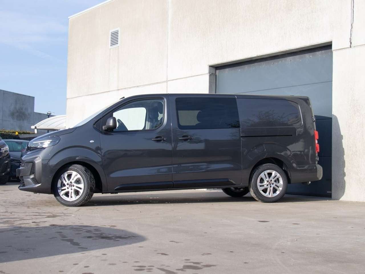 Opel Vivaro DC 5 ZIT 2.2 AT8 150PK |CAMERA|TREKHAAK|NIEUW|S, Auto's, Zwart, 2199 cc, 0 kg, 111 kW