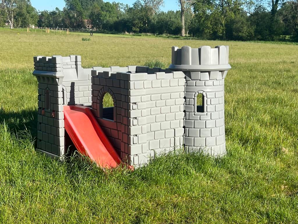 Speelhuisje / kasteel met glijbaan (nieuwprijs €500), Kinderen en Baby's, Speelgoed | Buiten | Speelhuisjes, Kunststof, Ophalen