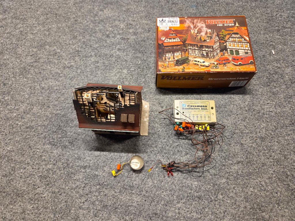 Vollmer Brandend huis met Vollmer 44114 : Rookgenerator groo, Hobby en Vrije tijd, Modeltreinen | H0, Wisselstroom, Gebruikt, Brug, Tunnel of Gebouw