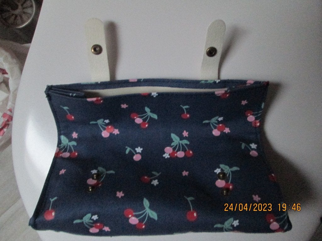 Trousse de maquillage bleue avec cerises., Bijoux, Sacs & Beauté, Enlèvement, Neuf, Bleu, Homme ou Femme