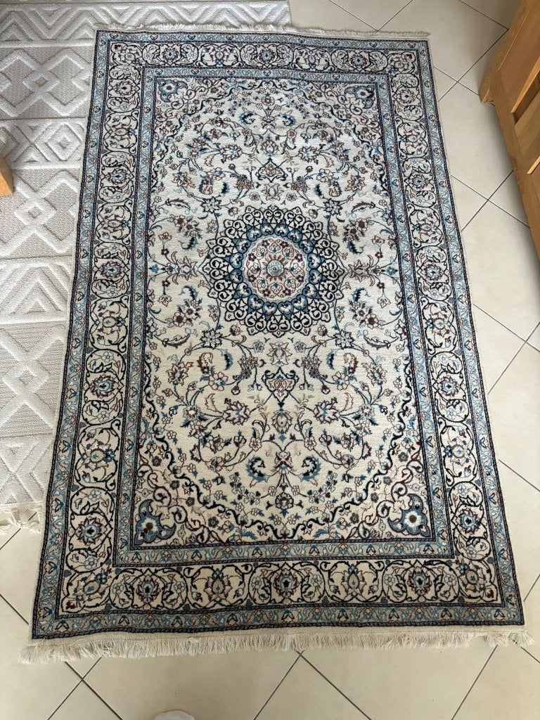Tapis Persan, Enlèvement