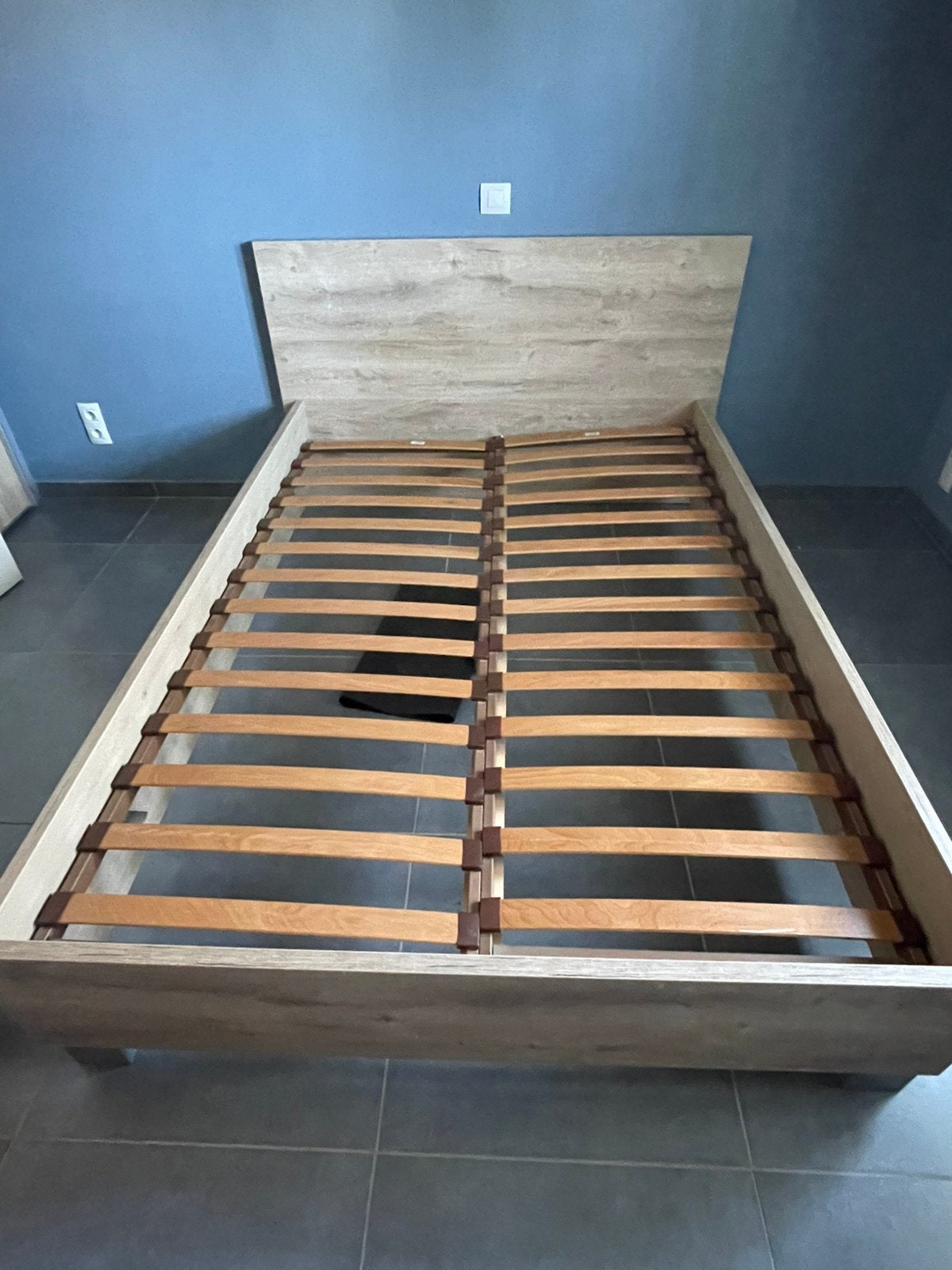 Tweepersoonsbed 140 cm + lattenbodem & 2 nachtkastjes, Huis en Inrichting, Slaapkamer | Bedden, Ophalen, Zo goed als nieuw, 140 cm