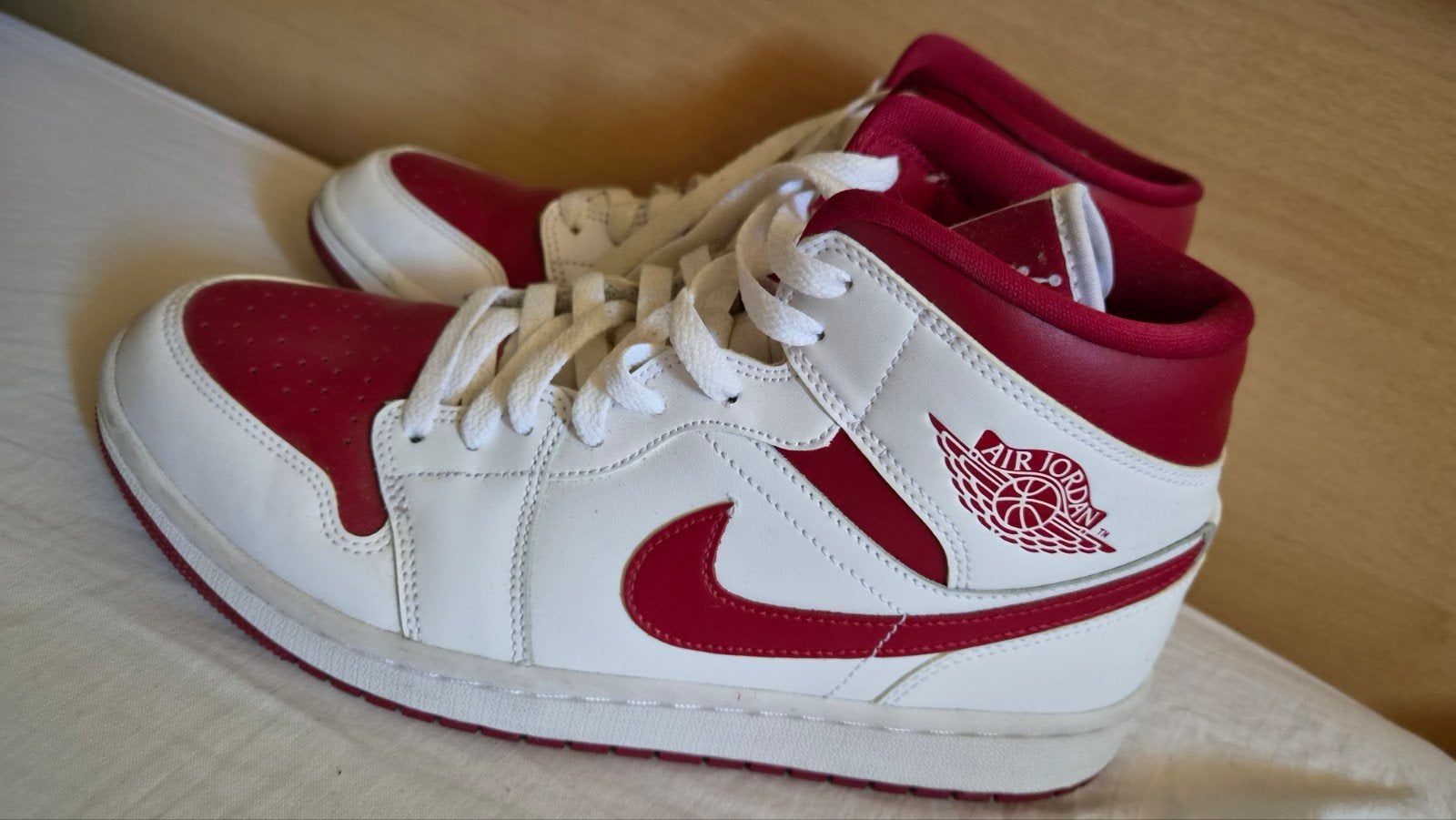Air Jordan 1 midden, Ophalen