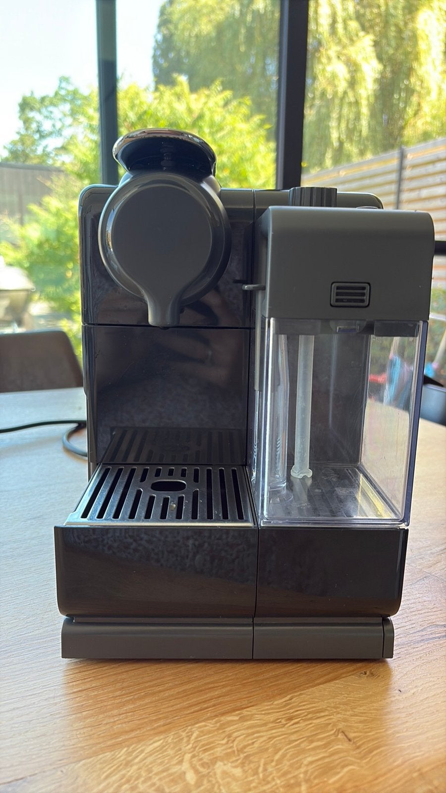 Nespresso delonghi latissima touch, Elektronische apparatuur, Koffiezetapparaten, Ophalen, Koffiepads en cups, 10 kopjes of meer
