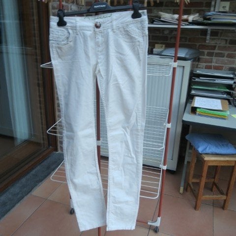 Broek wit Desigual slim fit tekst geborduurd mt 28 (mt 36), Neuf, W28 - W29 (confection 36), Enlèvement ou Envoi, Desigual