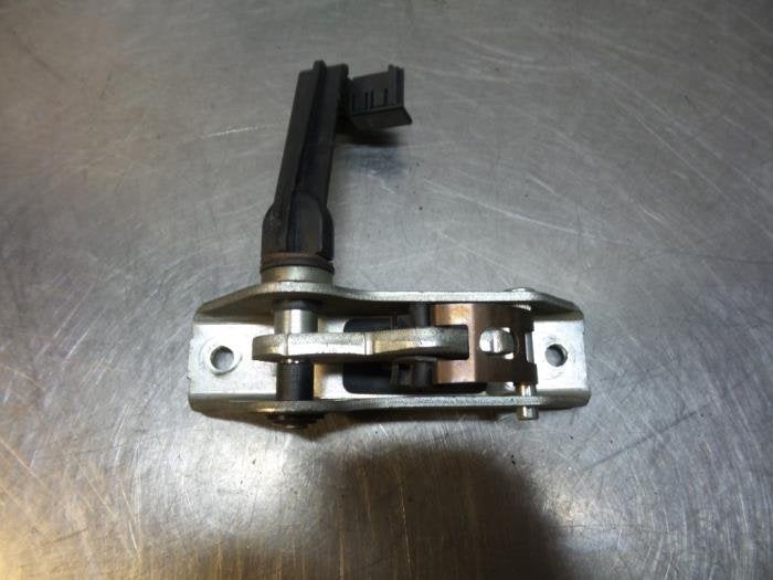 Butée 4portes arrière droite d'un Mercedes Vaneo (Vaneo 02, Autos : Pièces & Accessoires, Utilisé, -, -, Enlèvement ou Envoi