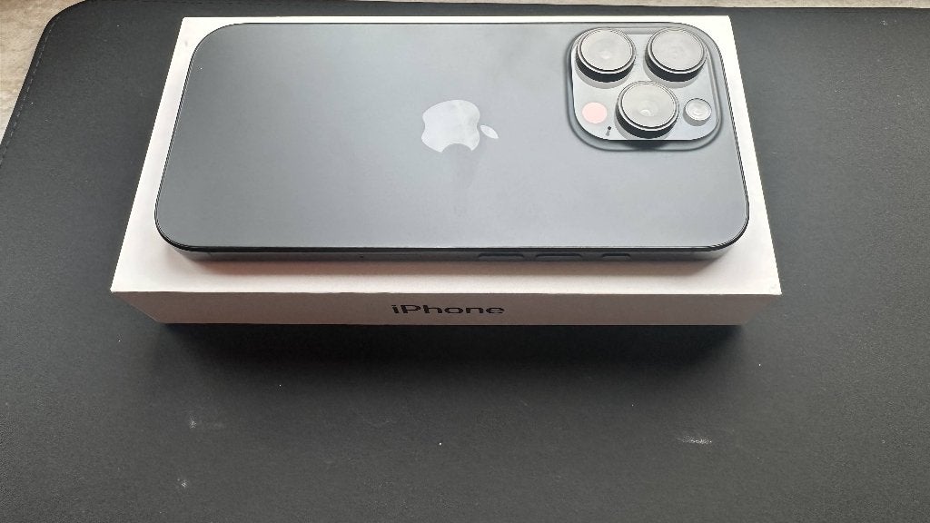 iPhone 16 Pro 128 Go Titane Black — Excellent état, Télécoms, IPhone 16 Pro, 128 GB, Enlèvement ou Envoi, 88 %