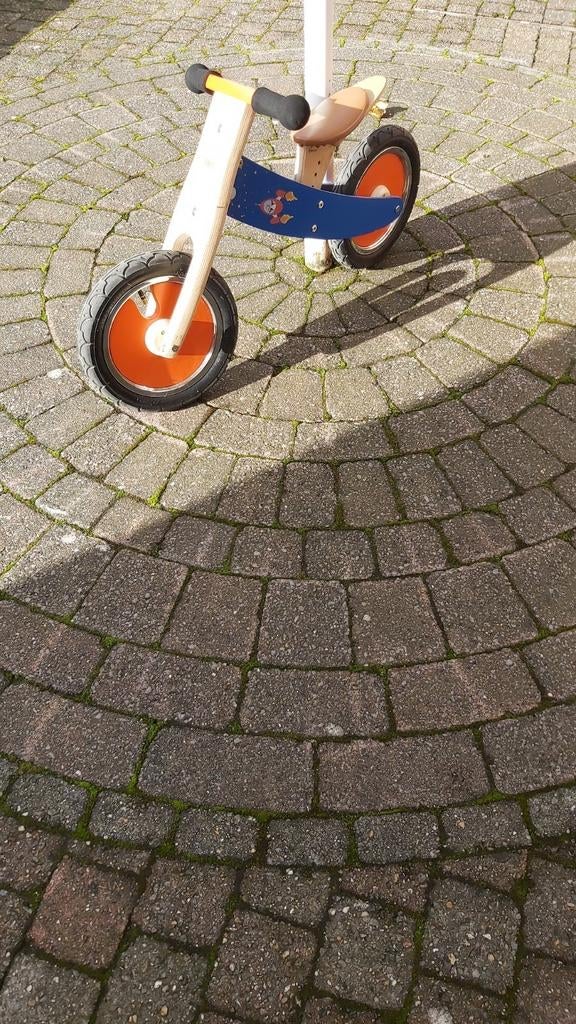BLAUWE HOUTEN LOOPFIETS 'SCRATCH'+ FIETSHELM., Ophalen, Zo goed als nieuw