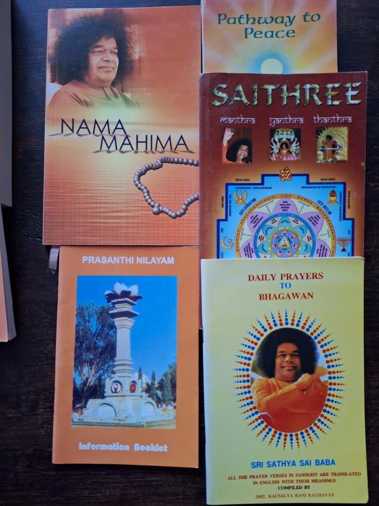 10 x Sai Baba, Engelstalig., Enlèvement ou Envoi, Comme neuf