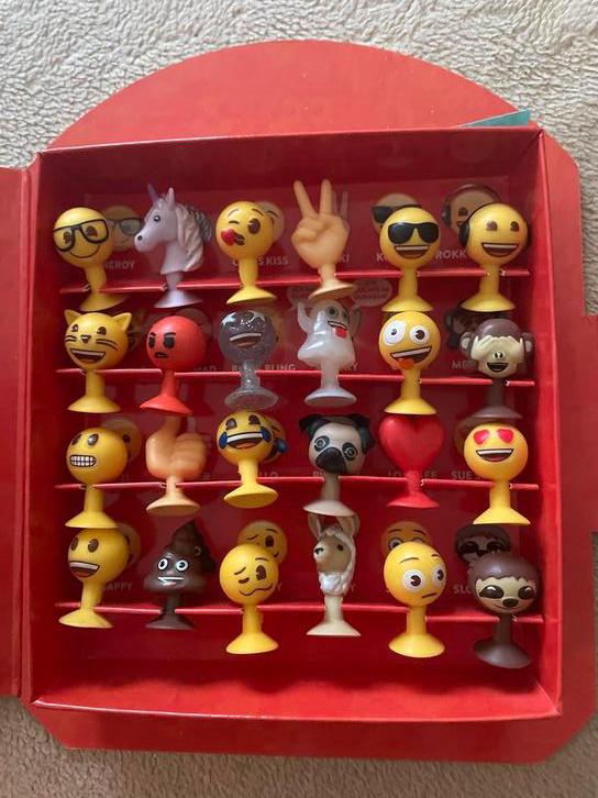 18€ 2019 Aldi emoji doos roodmet 24 emojis, Verzamelen, Aldi, Verzenden