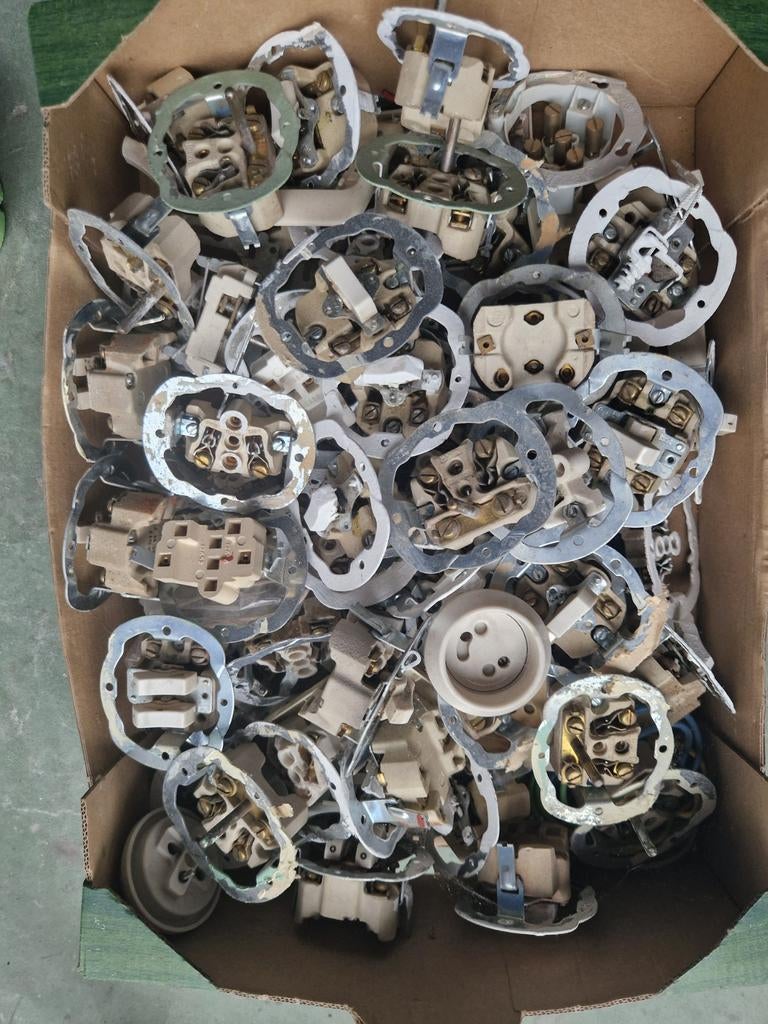 +-60 prises et interrupteurs, Bricolage & Construction, Enlèvement