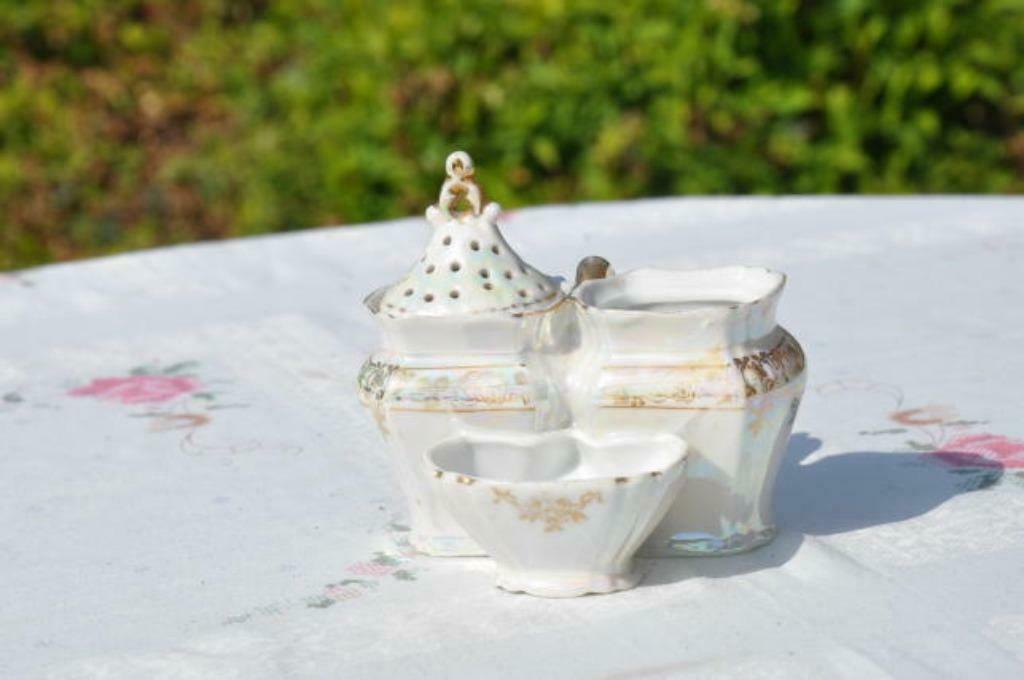 §  saleron avec moutardier porcelaine irisée, Antiquités & Art, Enlèvement ou Envoi