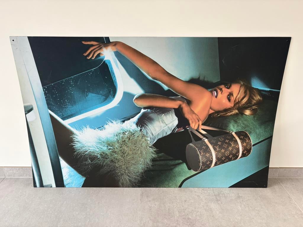 Louis Vuitton ft. Eva Herzigova 80 h x 130 livres, Enlèvement