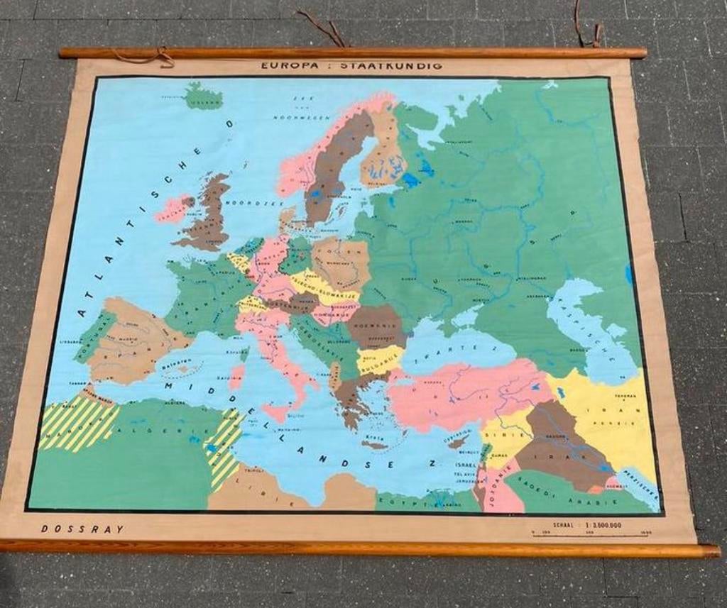 Oude Dossray schoolkaart Europa staatkundig op linnen, Ophalen