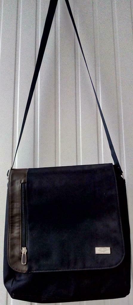 Pochette homme de Bric's " pininfarina " 30 €, Handtassen en Accessoires, Ophalen, Zo goed als nieuw, Blauw, Overige merken