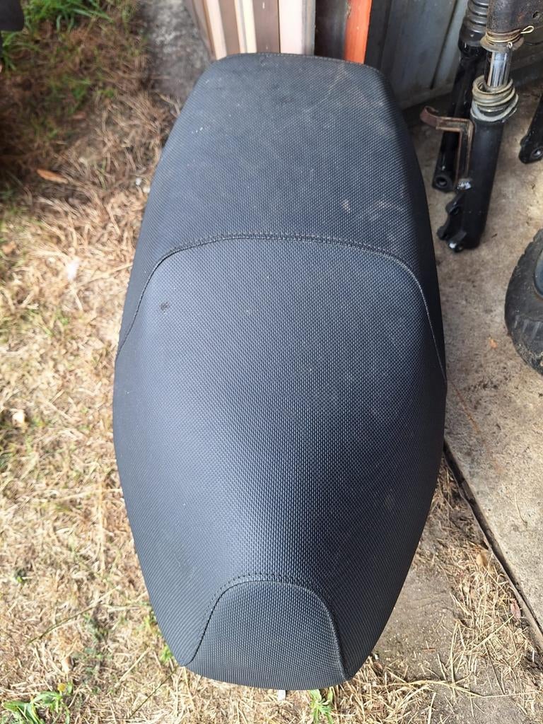 Selle d'origine Pgo encore en parfait état, contient 2 pièce, Enlèvement ou Envoi, Selle