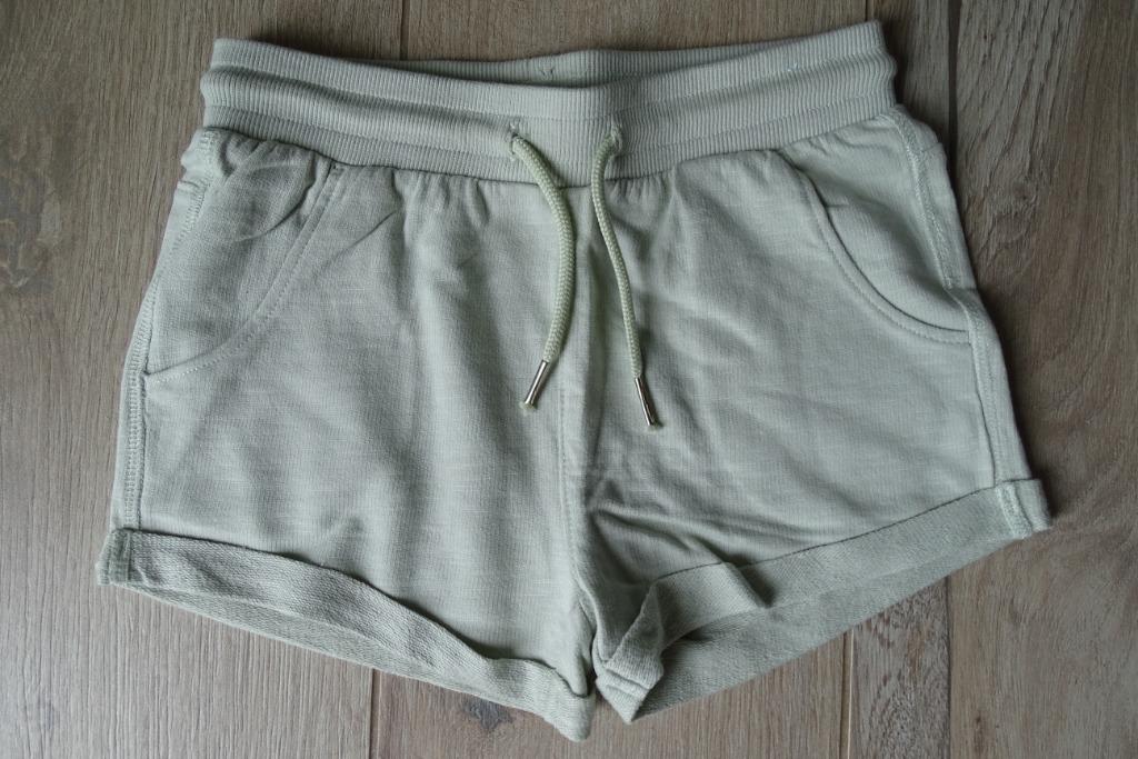 Muntgroen katoenen shortje Hema maat 122 / 128 in prima staa, Kinderen en Baby's, Kinderkleding | Maat 122, Broek, Meisje, Ophalen of Verzenden
