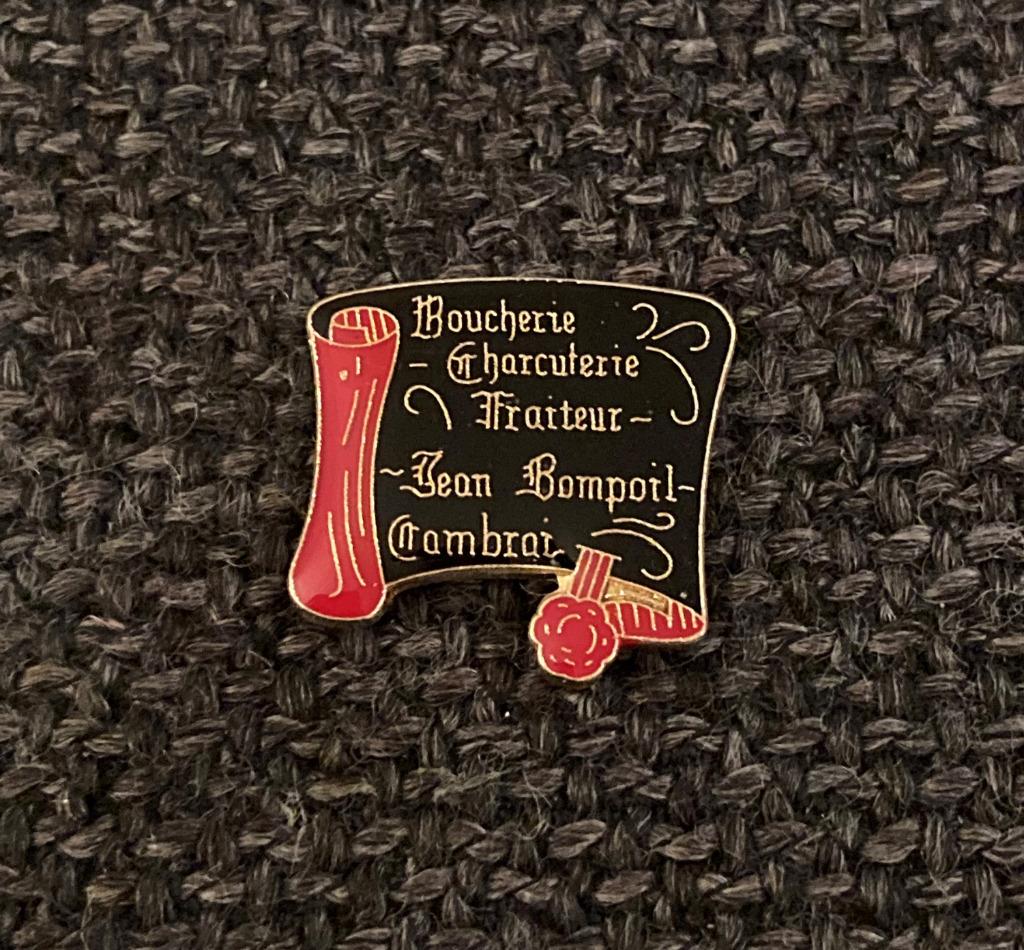 PIN - BOUCHERIE - CHARCHUTERIE - TRAITEUR, Envoi, Utilisé, Autres sujets/thèmes, Insigne ou Pin's