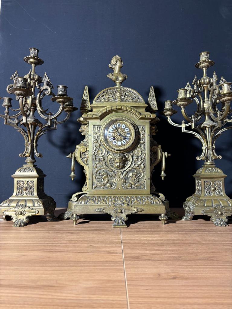 (83) Antieke Franse Bronzen Regency Pendule met Kandelaren, Enlèvement ou Envoi