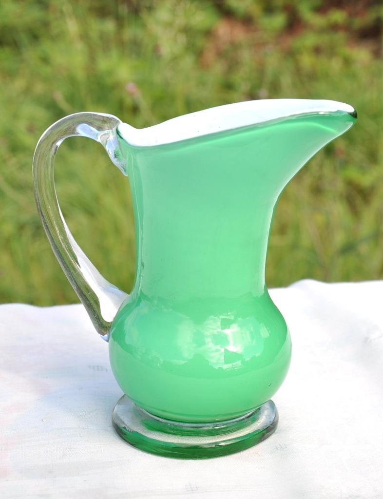 (D)  pot a lait en verre soufflet blanc et vert, Enlèvement ou Envoi
