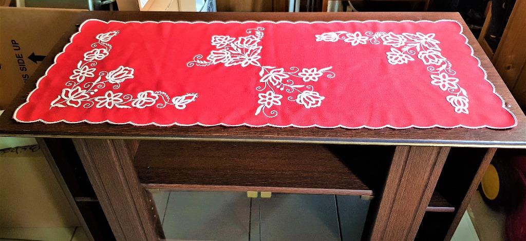 Nappe rouge avec décors en broderie artisanale blanche, Enlèvement ou Envoi, Utilisé, Rectangle, Intérieur
