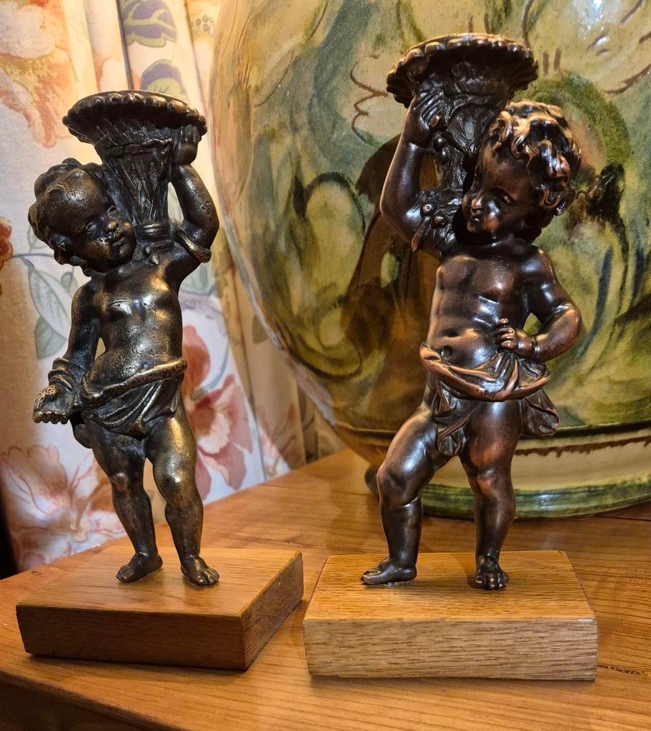 Putti. 2 bronzen kandelaars voor kinderen Twee patina's 2, Ophalen of Verzenden, Brons