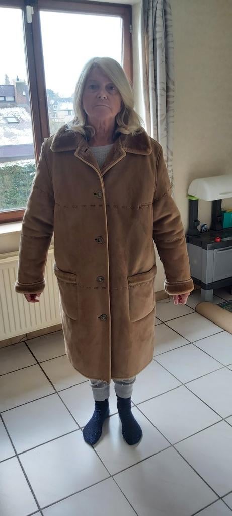 MANTEAU FEMME IMITATION MOUTON RETOURNE, Enlèvement, Comme neuf