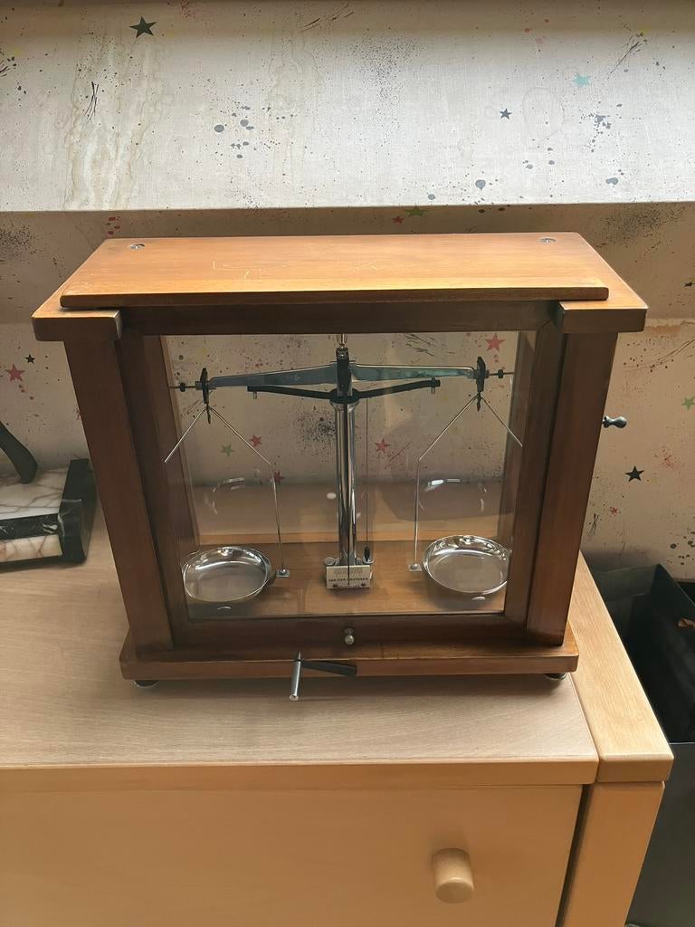 Oude apothekers weegschaal, Ophalen