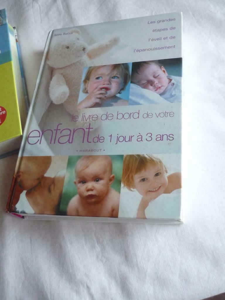 Livre " le livre de bord de votre enfant de 1 jour à 3 ans", Enlèvement ou Envoi, Comme neuf